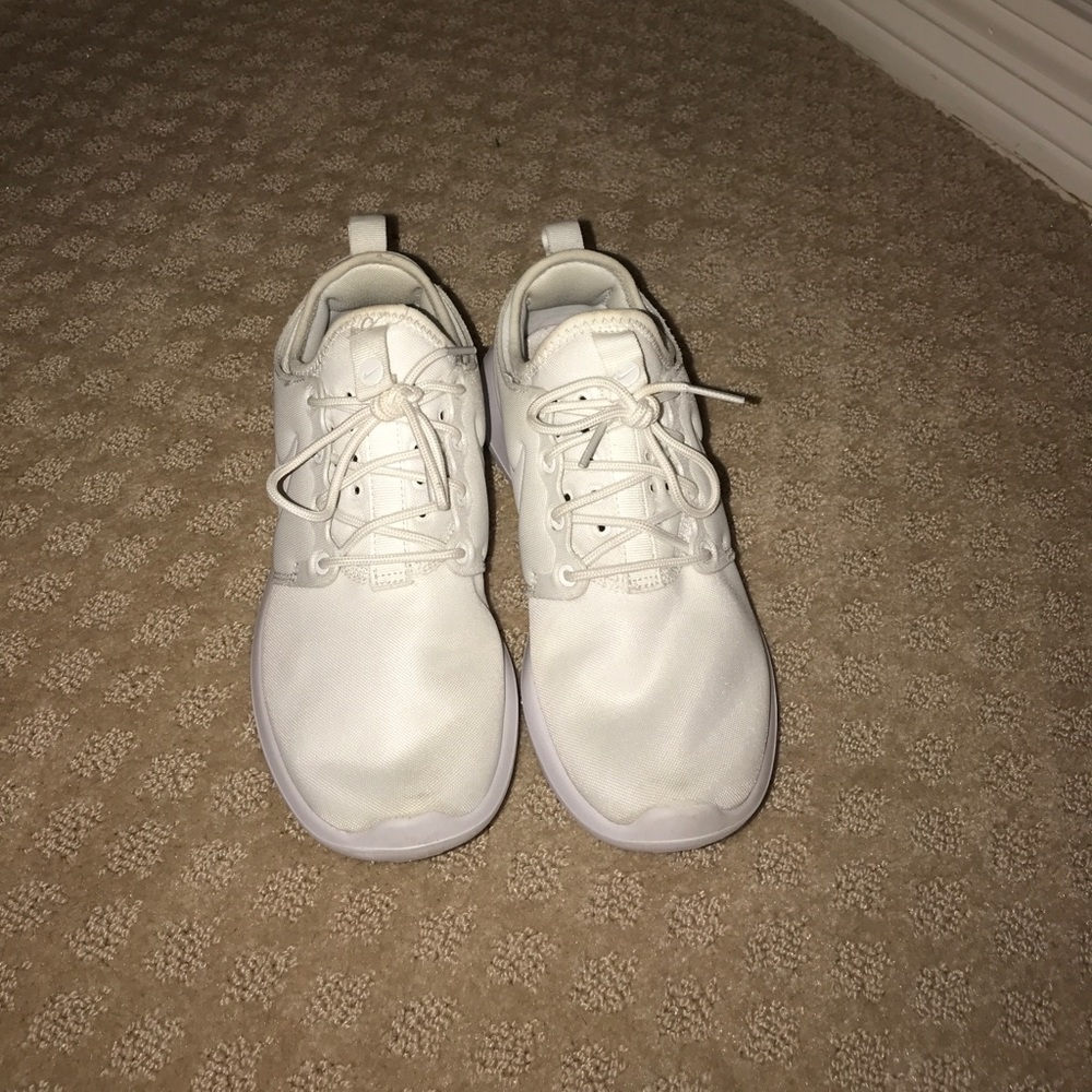 white nike roshe